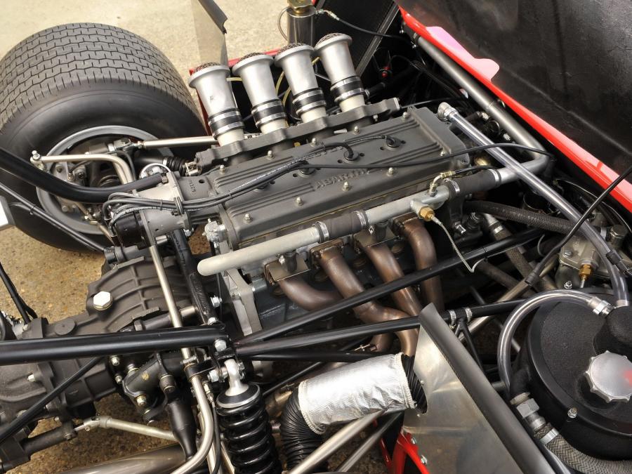 Моторный отсек Abarth Osella 2000 (SE021) 1971 года  (фото 2 из 26)